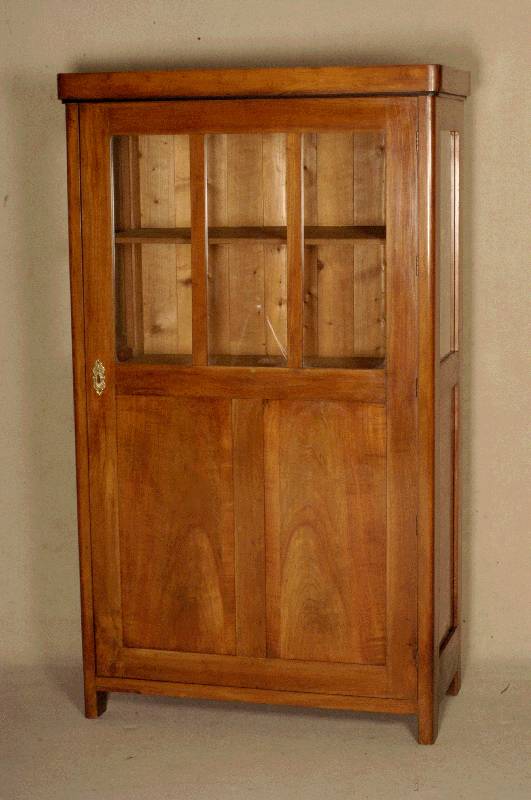Glasschrank, um 1920/30, Kirschbaum massiv, dreiseitig verglast, eintÜrig, Reparaturstellen, Spuren von altem Wurmbefall, Alters- und ...