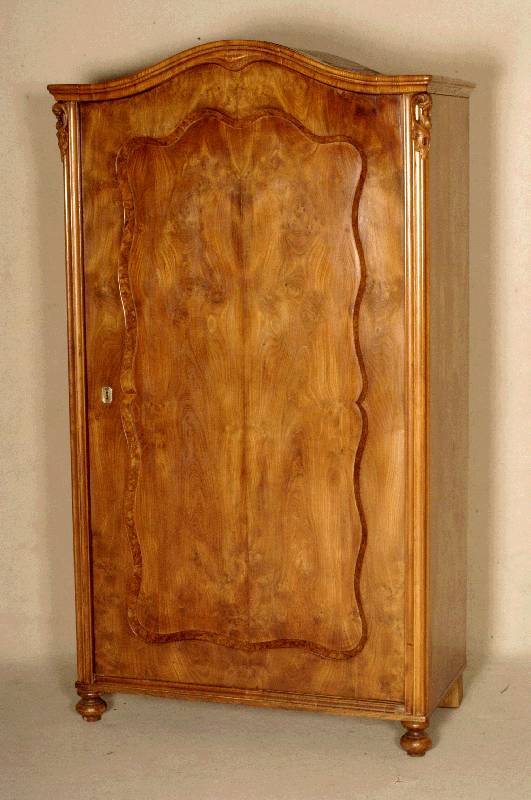 WÄscheschrank, um 1850, mit starkem Ulmenmaserfurnier gearbeitet, eintÜrig, Giebel mit Decke durchgÄngig als WÖlbung verarbeitet, Alters- und ...