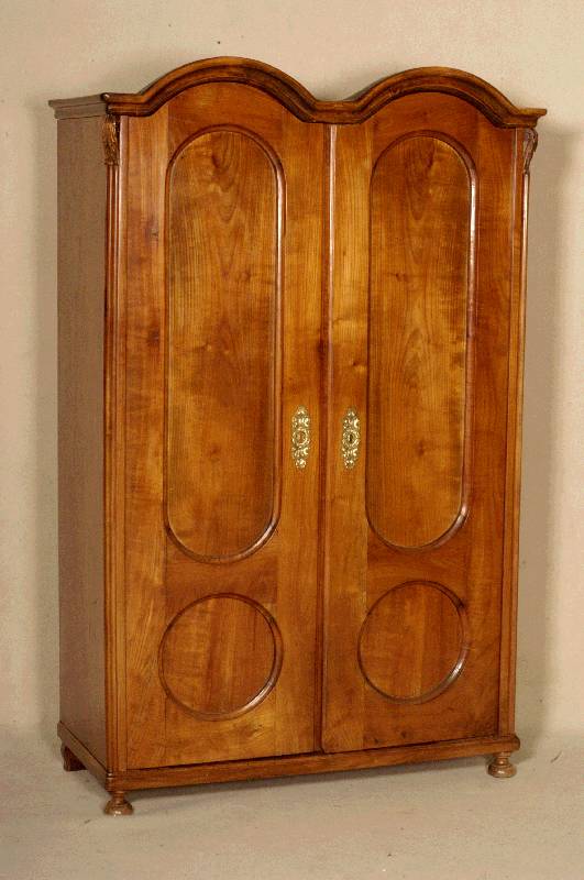Schrank, um 1880/90, Kirschholz massiv, zerlegbar, zweitÜrig, doppelt gebogter oberer Abschluß, Alters- und Gebrauchsspuren, ca. 182 x116x50 cm
