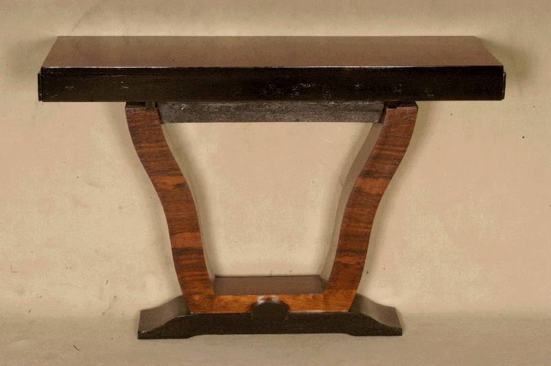 ArtDeco-Konsole, Frankreich, um 1920, kaukasischer Nußbaum gespiegelt furniert, zum Teil schwarz abgesetzt, Fuß in typischer Lyra-From ...