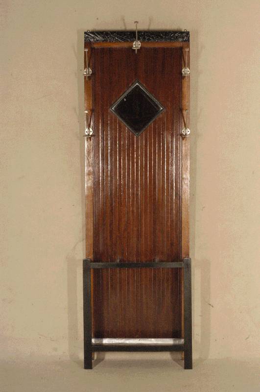 ArtDeco-Garderobe, Frankreich, um 1920, Mahagoni und Eiche, zum Teil schwarz abgesetzt , floral geometrische Reliefschnitzerei im Kranz, ...