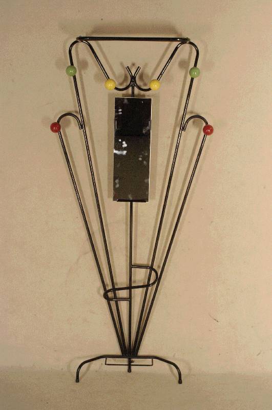 Design-Garderobe, Frankreich, 60er Jahre, Stahlrohr, schwarz glanzlackiert, farbige Haken in Kugelform, SchirmstÄnder, wohnfertiger Zustand, ca. ...