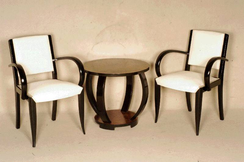 ArtDeco-Salongruppe, Frankreich, um 1920, Ensemble von zwei ArmlehnstÜhlen und einem Clubtisch, ebonisiertes Hartholz, sowie kaukasischer ...