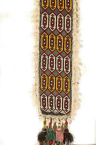 Amulett fÜr Zelteingang, Turkmenistan, um 1900, Petit Point Stickerei, ca. 59 x 12 cm, SchÄtzwert: 600.- EURO, Seidenstickerei und, ...