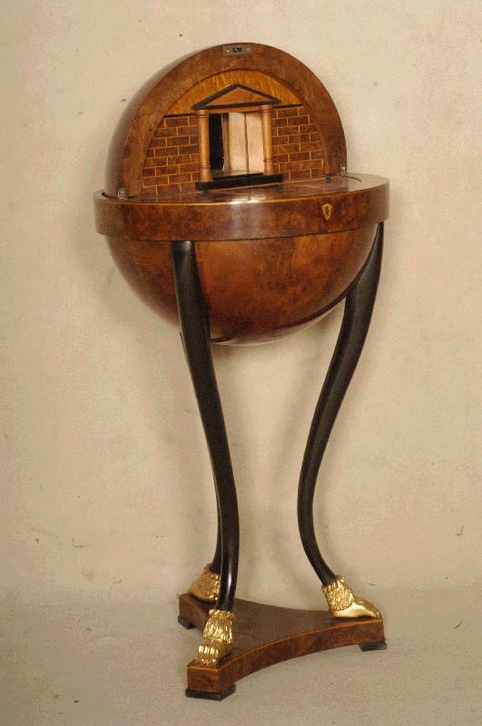 sogenannter GlobusnÄhtisch, nach dem Vorbild von Wien 1825/30, 3 Beine geschwÄrzt und geschweift, in TatzenfÜßen auslaufend, diese goldfarben, ...