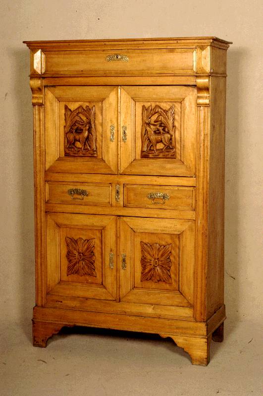 Vertiko, wohl deutsch, um 1900, Weichholz massiv, Front auf Rahmen gearbeitet, TÜren mit reicher Schnitzerei, Madailon und Tiermotiv, 3 SchÜbe, ...