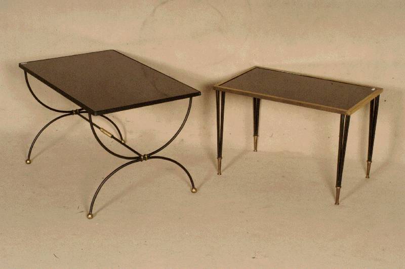 Couchtisch, Frankreich, um 1940, Eisen schwarz mattiert, Fuß in halbrunden SchwÜngen gebogen, einliegende Schwarzglasplatte, vergoldete ...