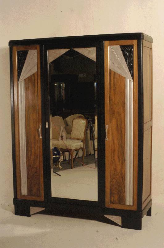 ArtDeco-Schrank, Frankreich, um 1920, Nußbaum massiv, zum Teil schwarz abgesetzt, floral abstrakte sowie geometrische Reliefs in TÜren und ...