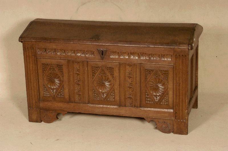 Truhe, deutsch/wohl Westfalen, um 1780, Eiche massiv, Deckel in Satteldachform, Front kassettiert und geschnitzt, original Schloß, nicht ...