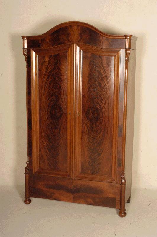 WÄsche- bzw. Kleiderschrank, mitteldeutsch, um 1870/80, Front auf Rahmen gearbeitet, Giebel geschwungen, abgeschrÄgte Ecken, aufgesetzte Lisenen, ...