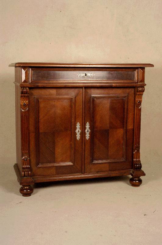 Halbschrank, deutsch, um 1880, Korpus Weichholz, Nußbaumfurnier, obere Platte neu furniert, KugelfÜße wohl sekundÄr, praktisches MÖbel, auch ...