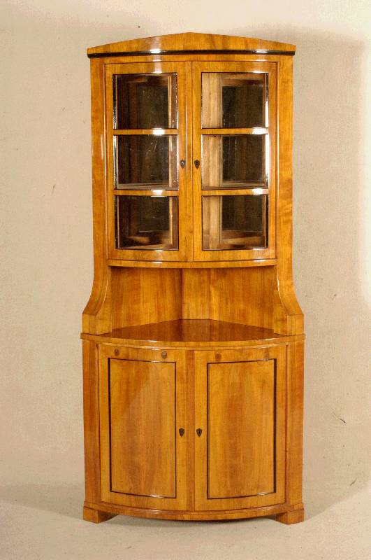 Eckvitrine, Biedermeierstil, Kirschbaum massiv, nach dem Vorbild von 1820/30, unter Verwendung alter Teile, Oberteil verglast, z.T. schwarz ...