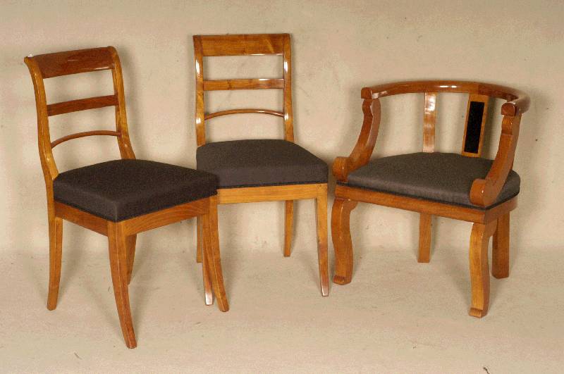 Stuhl, Biedermeierstil, nach dem Vorbild von 1830, Kirschbaum massiv, Polster und Bezug erneuert, handpoliert, sehr bequem, praktisch, zierlich und ...