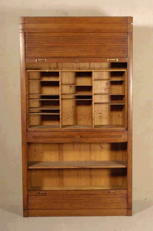 Aktenschrank, deutsch, um 1910, Korpus Weichholz, Eichefurnier, z.T. massiv, Rollo nach unten und oben zu Öffnen, Ablagebretter fÜr einzelne ...