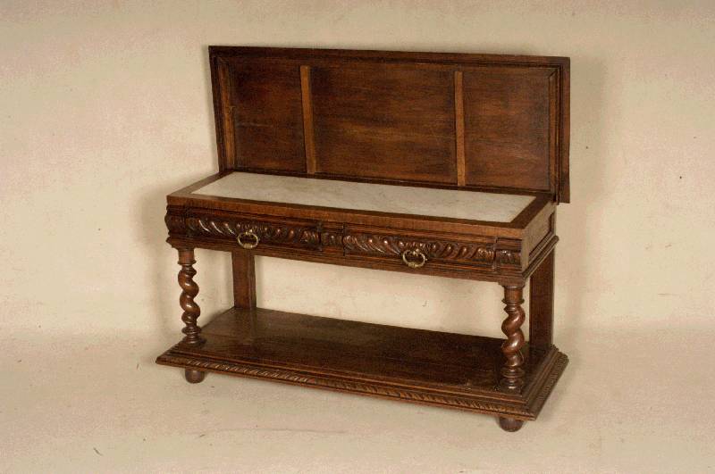 Kleine Etagere, Frankreich, um 1880, Eiche massiv, gedrechselte KugelfÜße und SÄulen, 4-fach gestufte Fußleiste, Front 2 geschnitzte ...