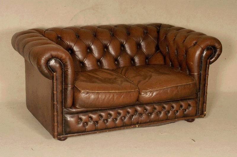 2-sitzer Sofa, wohl England, 50er/60er Jahre, Chesterfieldstil, lose Kissen, RÜcken und Seiten genoppt und geheftet, rÖtlich braunes Leder von ...