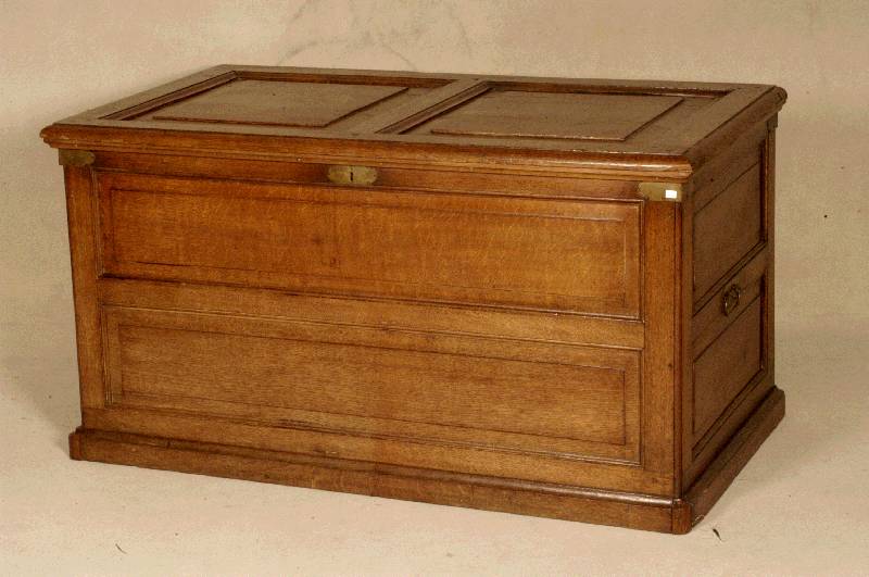 Flachdeckeltruhe, Holland, um 1820, Eiche massiv, rundum kassettierte FÜllungen aus dem Vollholz, Schloß und BeschlÄge wohl spÄter, Truhe in ...