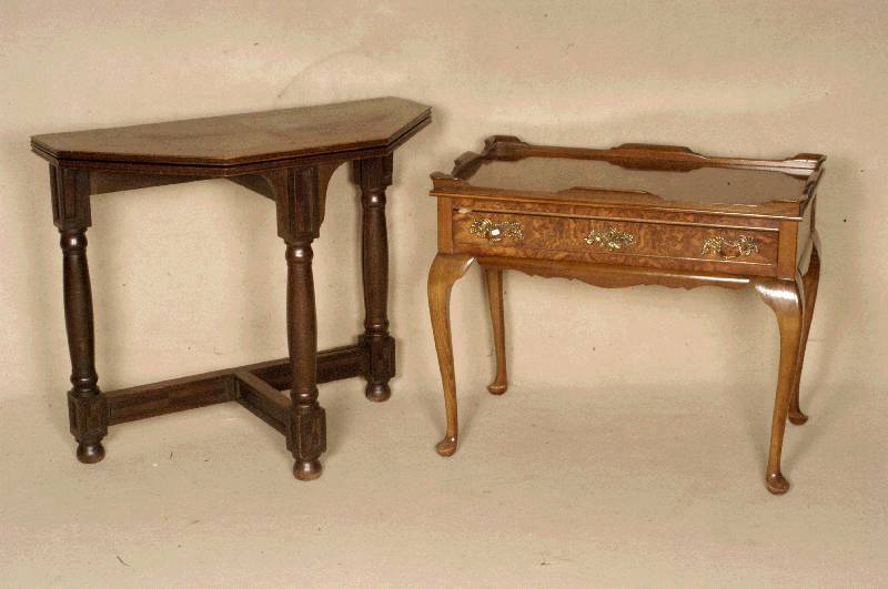 Spieltisch, DÄnemark, um 1900, Eiche massiv, Eichefurnier, gedrechselte Beine, aus dem Vollholz, ein Bein halbiert, nach hinten stellbar, Platte ...