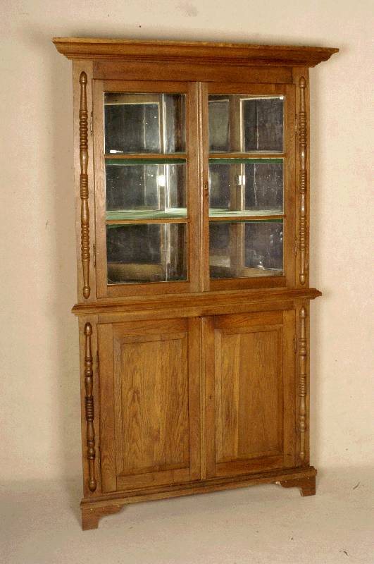 Eckschrank, deutsch, um 1840/50, Eiche massiv, RÜckseite Tanne, 4-fach getreppte Giebelleiste, vorgesetzte HalbsÄulen, obere GlastÜren ...