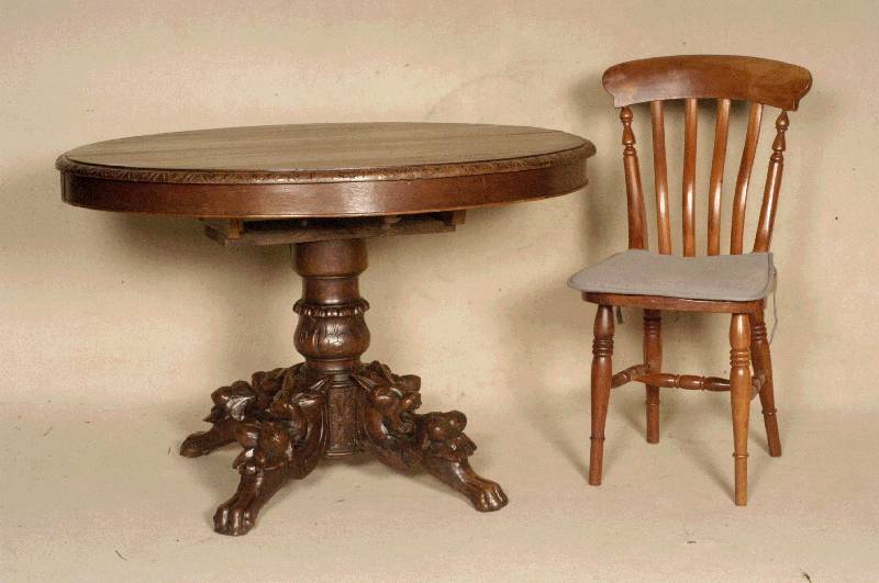 Ovaler Tisch, Frankreich, um 1860/70, Eiche massiv, Arbeitsplatte mit geschuppter Umrandung, SÄulenfuß 4-fach ausladend, geschnitzt, mit 4 ...