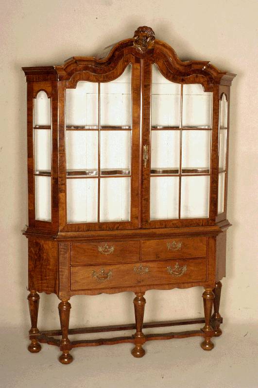 Prahlhans, Holland, um 1760, Korpus Eiche, Wurzelnußfurnier, eckige Beine auf KugelfÜßen, diese wohl spÄter, unten mehrere Schubladen, ...
