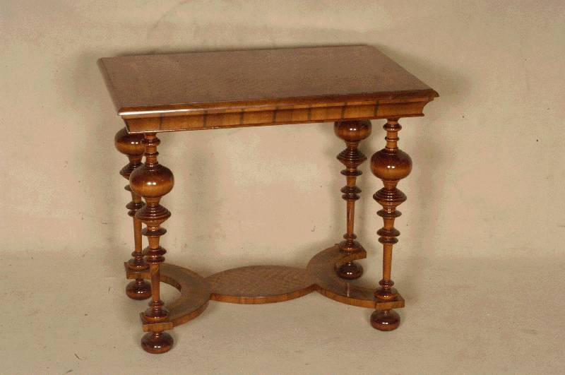 Beistelltisch, deutsch, Barockstil, Korpus Weichholz, Nußbaum massiv, Nußbaumfurnier, gedrechselte Hochbeine, von KugelfÜßen getragen, untere ...