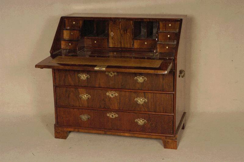 SchrÄgklappensekretÄr, mitteldeutsch, um 1830/40, Korpus Weichholz, Nußbaumfurnier, Inneneinrichtung 6 Schubladen und Ablagefach, SchlÖsser ...