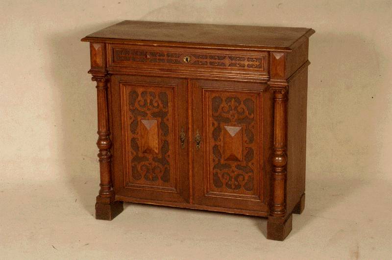 Halbschrank, deutsch, um 1880, GrÜnderzeit, Korpus Weichholz, Eiche massiv, z.T. furniert, eckige FÜße, vorgesetzte VollsÄulen, kanneliert, ...