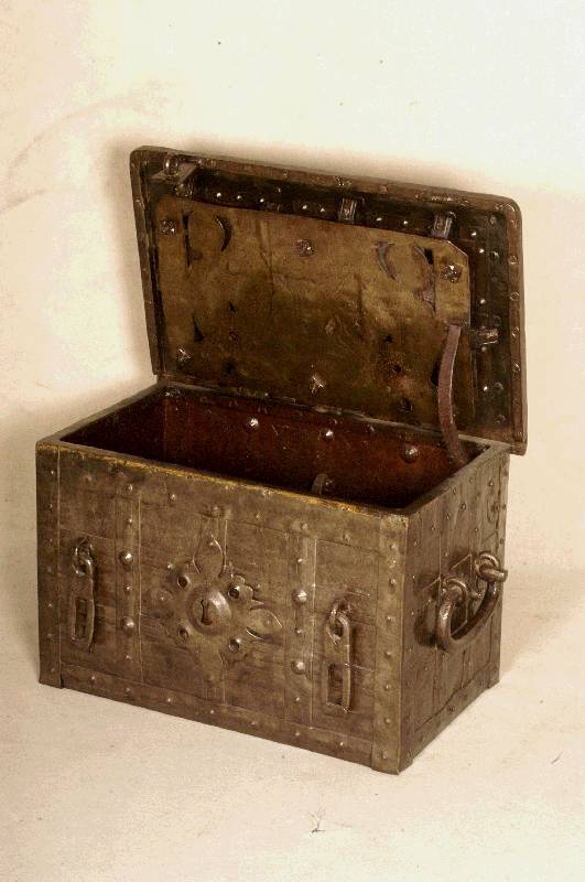 Kriegs- bzw. Schiffskasette, deutsch/wohl Hamburg, um 1700, starkes Eisenblech mit vielen schmiedeeisernen BÄndern, festgemacht mit ...