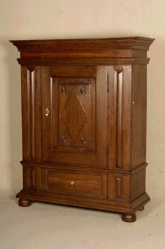 Brotschrank, deutsch/Westfalen, um 1800, Eiche massiv, TÜr mit leichter Flachschnitzerei, 5-fach gestufte Kopfleiste und 2-fach gestufte ...