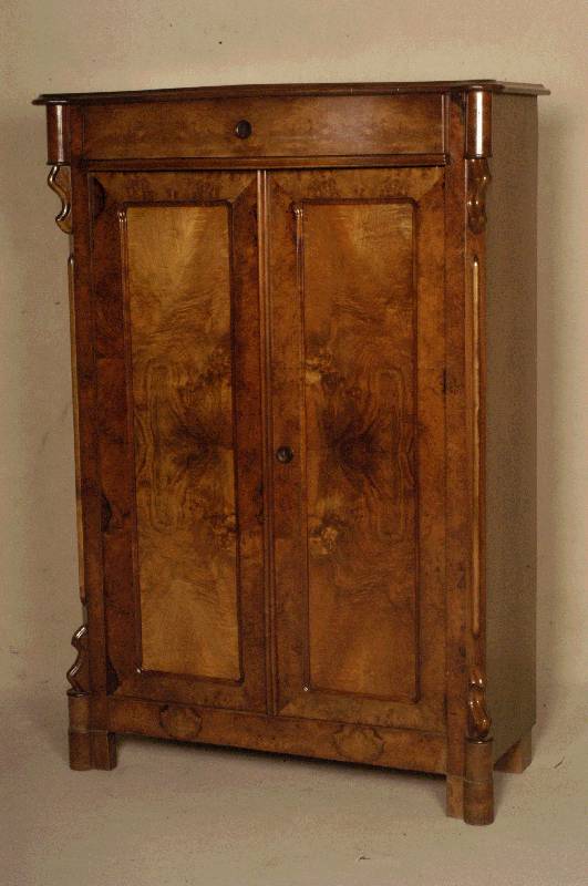 Vertiko, deutsch, um 1860, Korpus Weichholz, Nußbaumfurnier, z.T. gespiegelt, leicht geschwungen, Seiten abgeflacht, mit aufgesetzten ...
