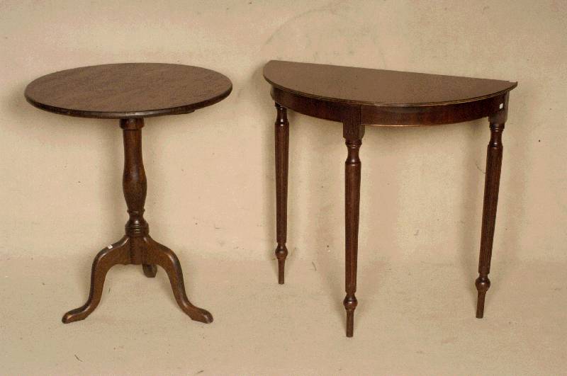 Beistelltisch, England, Eiche massiv, viktorianischer Stil, Balusterschaft, Beine 3-fach ausladend, H. 71 cm, D. ca. 60 cm, Abbildung links