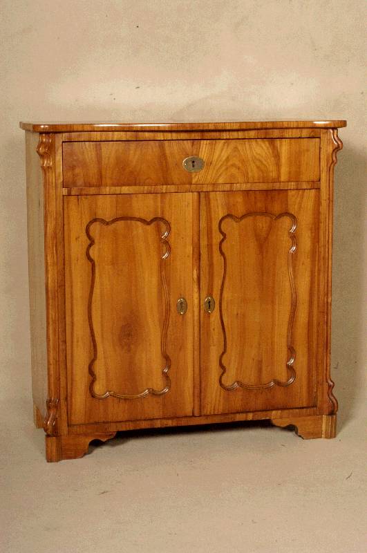 Halbschrank, deutsch, um 1860, Korpus Weichholz, Kirschbaumfurnier, z.T. gespiegelt, sogenannte BrezelfÜllungen, abgeplattete Seiten, aufgesetzte ...