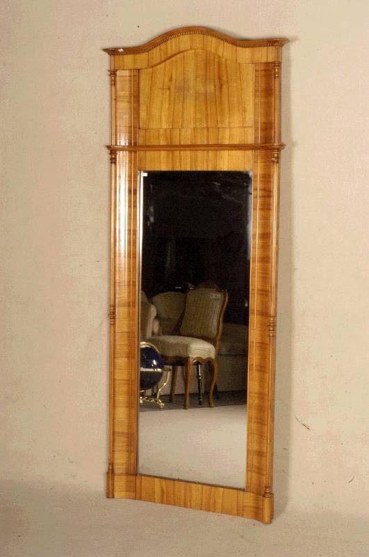 Spiegel, deutsch, um 1860, Korpus Weichholz, Kirschbaumfurnier, z.T. gespiegelt, Kopf geschwungen, oben 4-fach getreppt, altes Spiegelglas, ca. ...