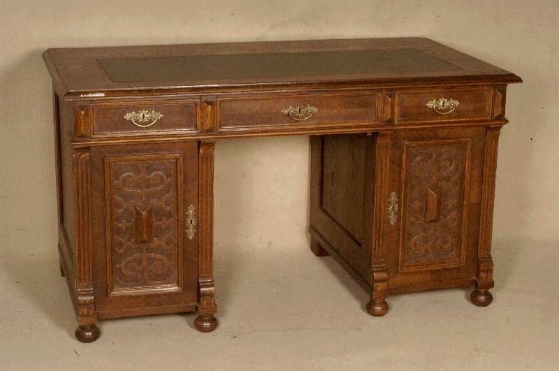 Schreibtisch, deutsch, um 1880/90, Korpus Weichholz/Hartholz, Eichefurnier, z.T. gespiegelt verlegt, eklektizistisch, zum großen Teil auf Rahmen ...