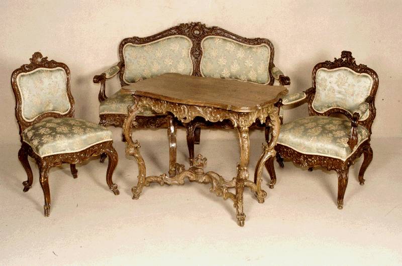 Salongruppe, wohl Frankreich, um 1895/1900, bestehend aus Ziertisch, Bank, Stuhl und Armlehnstuhl, in sich geschwungen bzw. doppelt geschwungen, ...