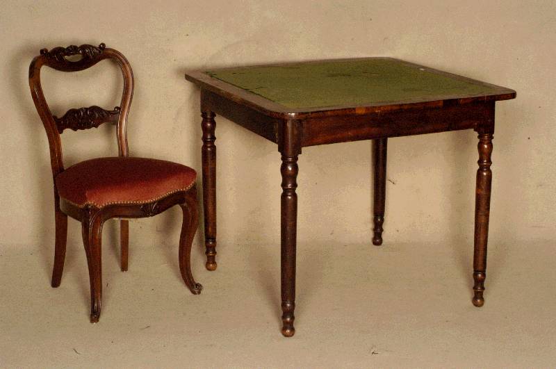 Spieltisch, sÜddeutsch, um 1810/20, dickes Nußbaumfurnier, Beine Buche massiv, Drechselarbeit, stiltypisch, Balusterabschluß, Furnier ...
