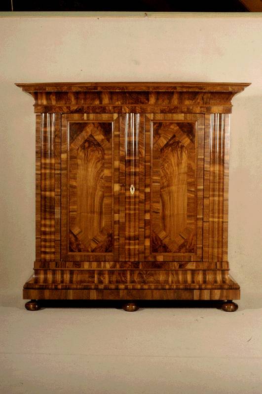 Wellenschrank, sÜddeutsch/Frankfurt, um 1750/60, Korpus Weichholz, Wurzelnußfurnier gespiegelt verlegt, sehr lebhaft, Inlets einfach getreppt ...
