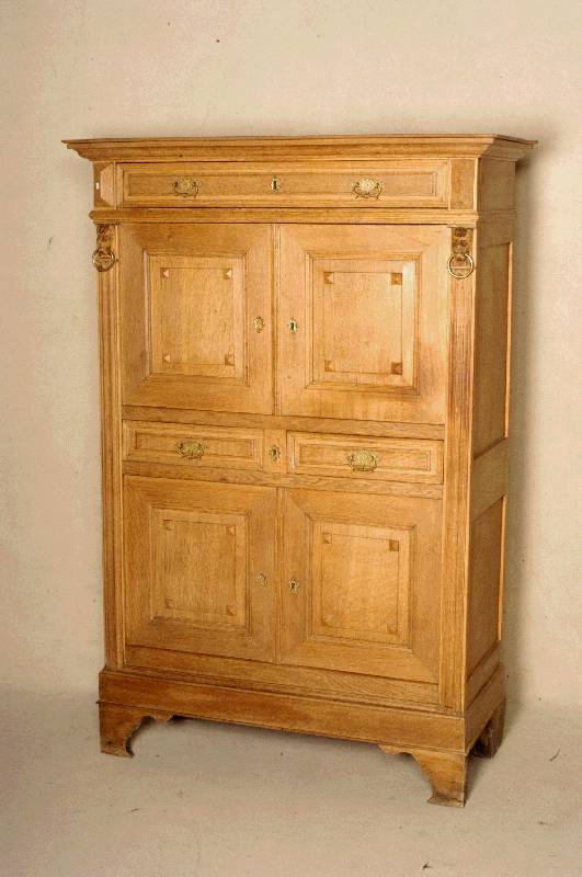Vertiko, Belgien, um 1920, Eiche massiv, hell, 4-tÜrig mit EinlegebÖden, 2 kleine SchÜbe und eine große Kopfschublade, 2 ...