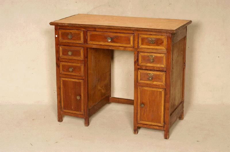 Kleiner Schreibtisch, deutsch, um 1920, Weichholz (Pitchpine), sieben SchÜbe, 2-tÜrige StaufÄcher, Arbeitsplatte Leder, diese nachtrÄglich ...