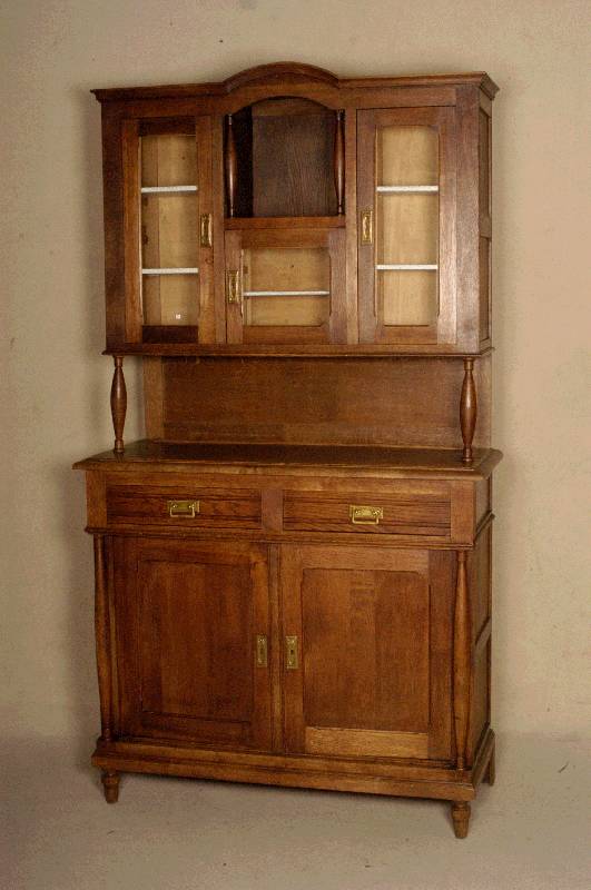Buffetschrank, deutsch, um 1910, Jugendstil, Eiche massiv und Weichholz, Oberteil dreitÜrig verglast, ein Staufach mit gedrechselten SÄu- len, ...
