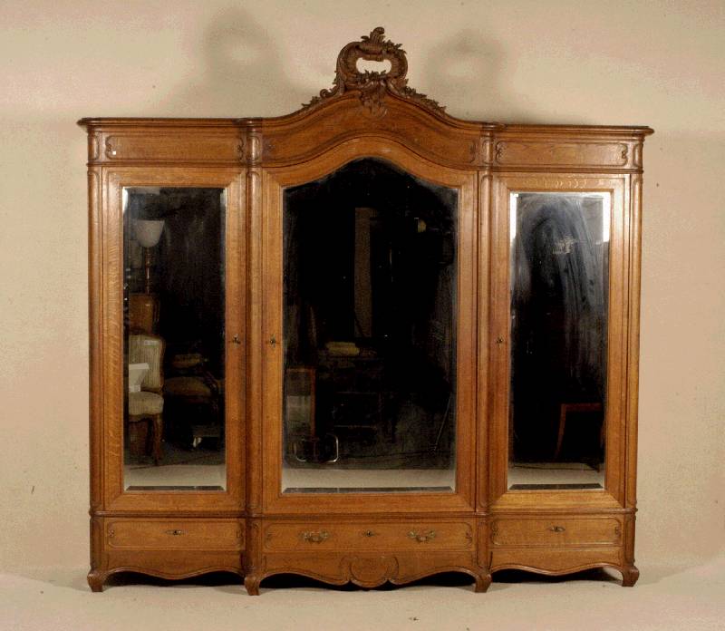 Großer Spiegelschrank, Frankreich, um 1880, Eiche massiv und Weichholz, Louis-Philippe, Kopfteil geschwungene Form mit aufwendiger ...