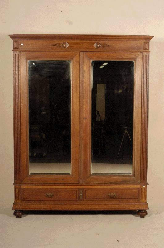 Kleiderschrank, deutsch, um 1920, Eiche massiv, 2-tÜrig mit facettierten Spiegeln, Sockel mit 2 SchÜben, geschnitzte Applikationen im Kopfteil, ...