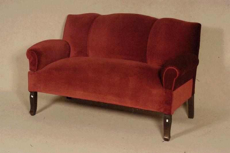 2-sitzer Sofa, deutsch, 20/30er Jahre, mit sehr gepflegtem rotem Mohairstoff, StÜtzbeine in Eiche, dunkel gebeizt, ArmstÜtzlehnen seitlich ...