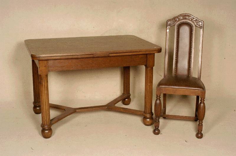 Tisch und 4 StÜhle, deutsch, um 1910, Eiche massiv, Eichefurnier, StÜhle mit floral beschnitzter Hochlehne, Stuhlbeine gedrechselte Form mit ...