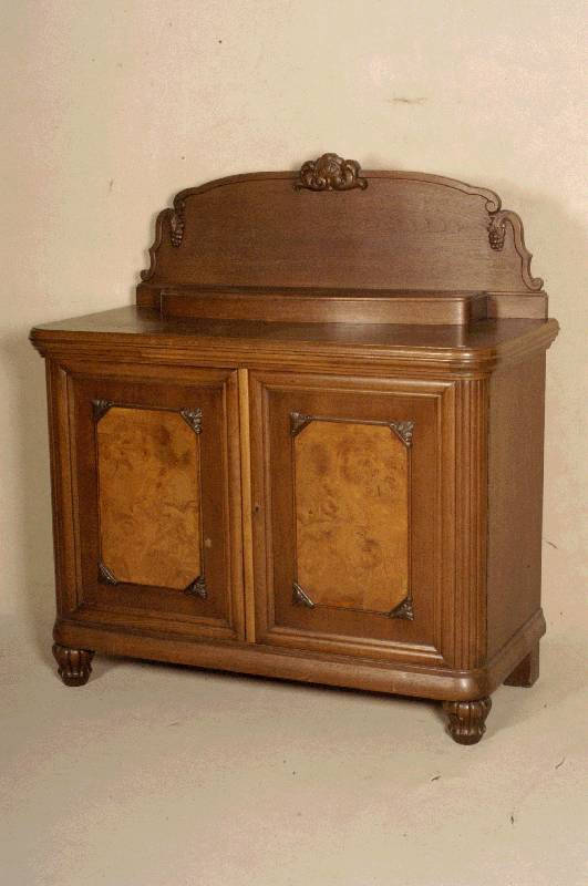 Kleine Anrichte, deutsch, um 1920, Eiche massiv, Eichefurnier, 2-tÜrig mit hellem Wurzelholzfurnierbild, dezente Schnitzereien an den TÜren, ...