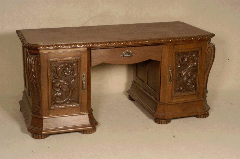 Schreibtisch, deutsch, um 1900, Eiche massiv, Eichefurnier, 2 TÜren mit aufwendiger floraler Schnitzerei in den Inlets, ein Schub geschwungene ...
