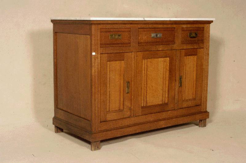Kommode, deutsch, um 1920, Weichholz, Eiche massiv, 3 SchÜbe und 3 TÜren, mit Rillendekor, weiße Marmorplatte, ein Beschlag als Fehlteil, ohne ...