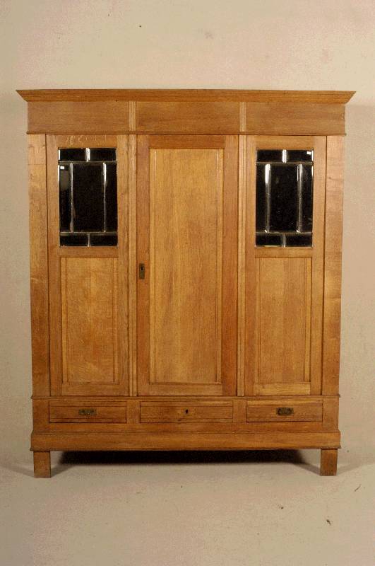 3-tÜriger Kleiderschrank, deutsch, um 1910, Eiche massiv und Weichholz, TÜren links und rechts mit facettiertem Spiegelglas, sparsames ...