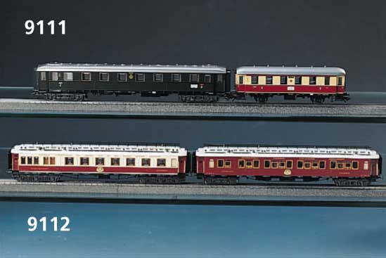 Internationaler Luxuszug um 1910, MÄrklin, Spur HO, 2. HÄlfte 20. Jh., 2 Schlafwagen, 1 Speisewagen, 2 GepÄckwagen, l. bespielt, sehr guter ...